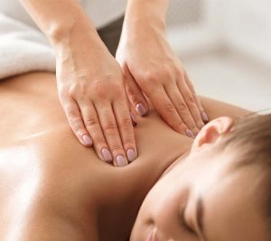 Massage am Rücken